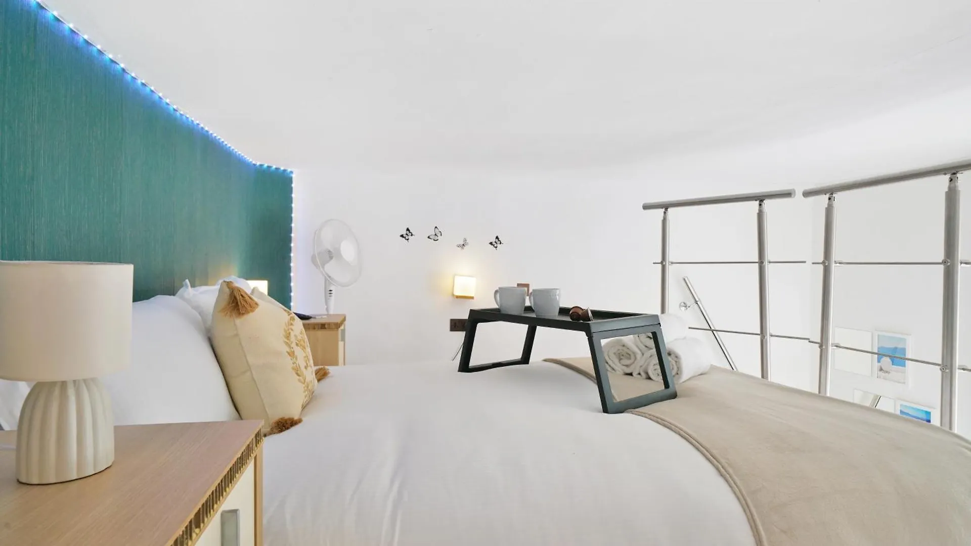 Cozy Split-Level Studio London Apartment