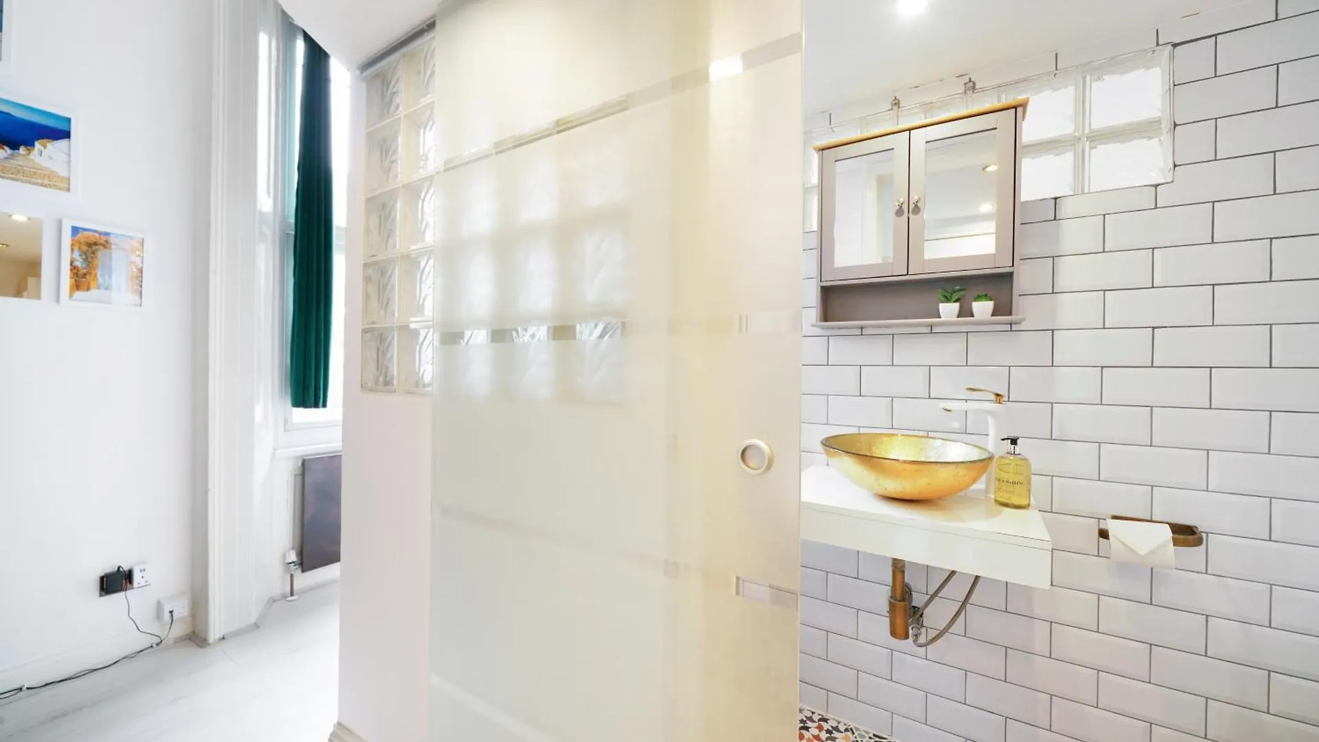 Cozy Split-Level Studio London Apartment