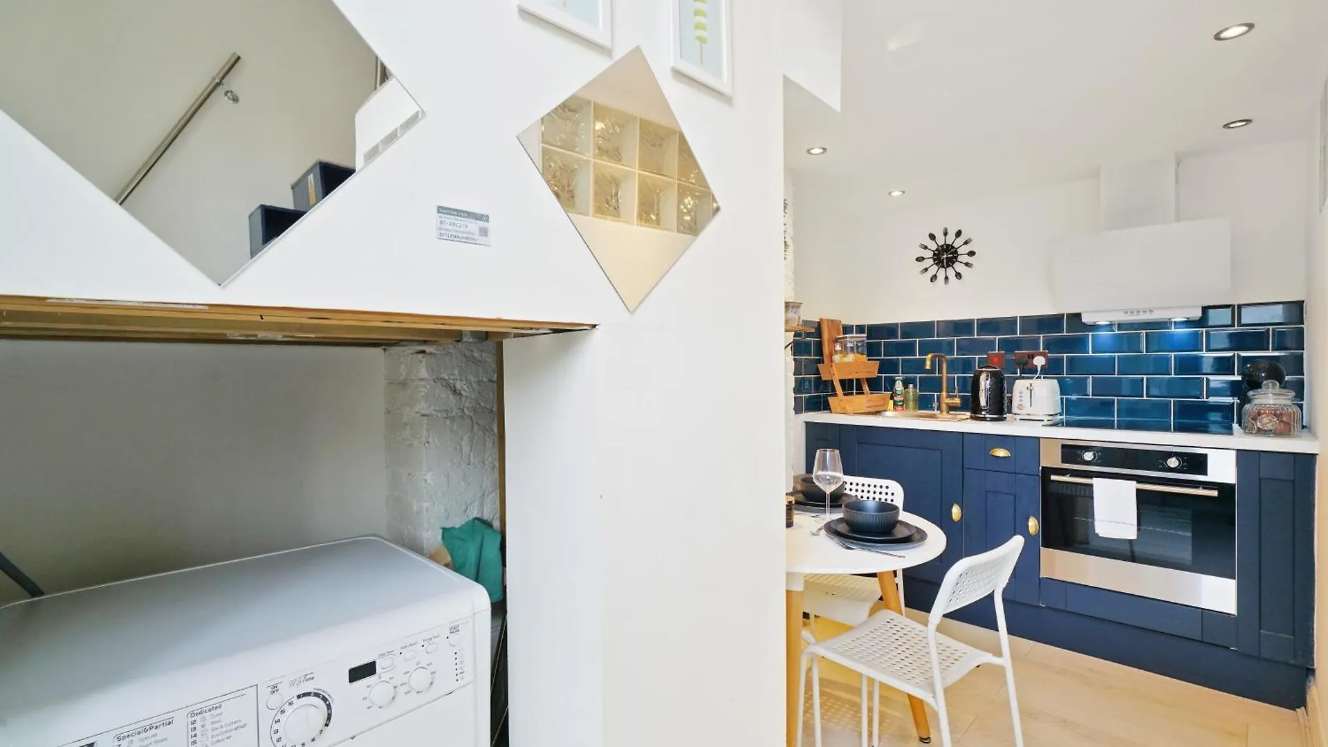 Cozy Split-Level Studio London Apartment