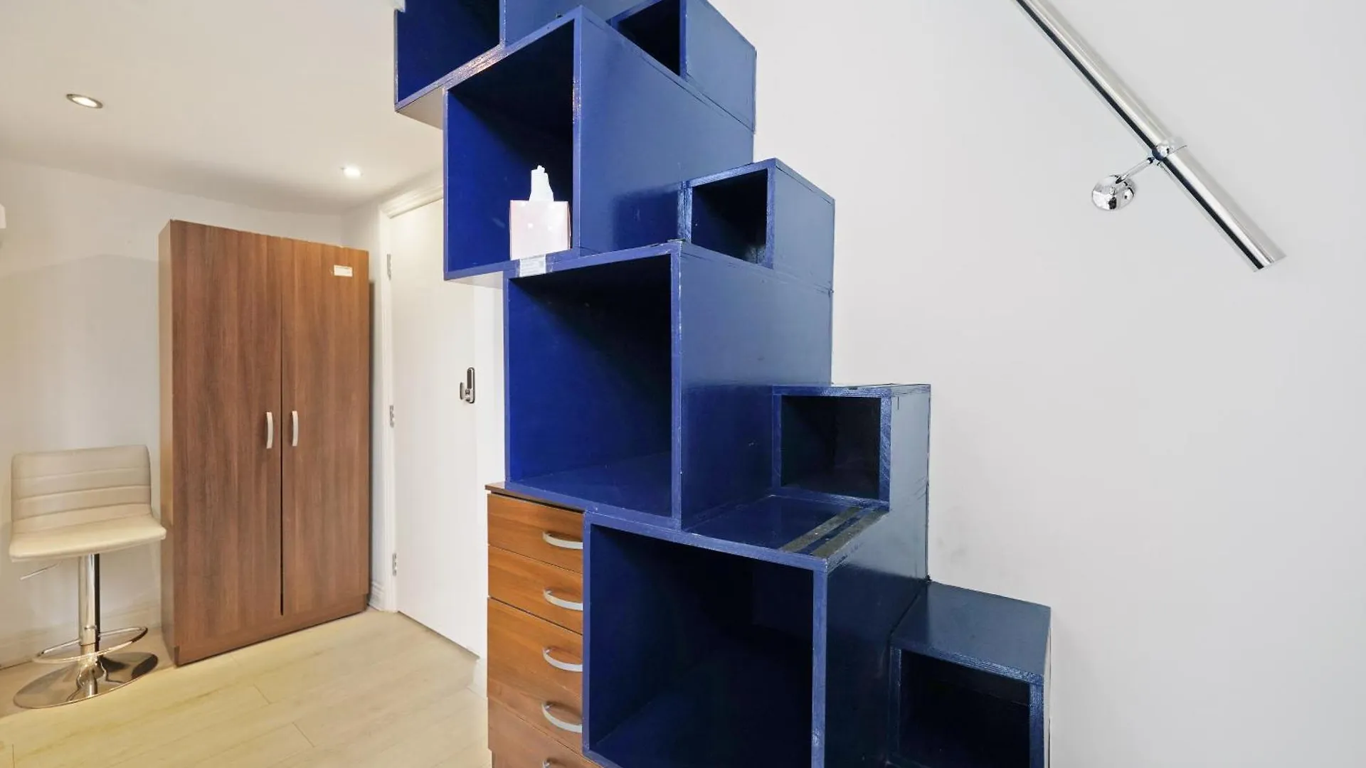 Cozy Split-Level Studio London Apartment