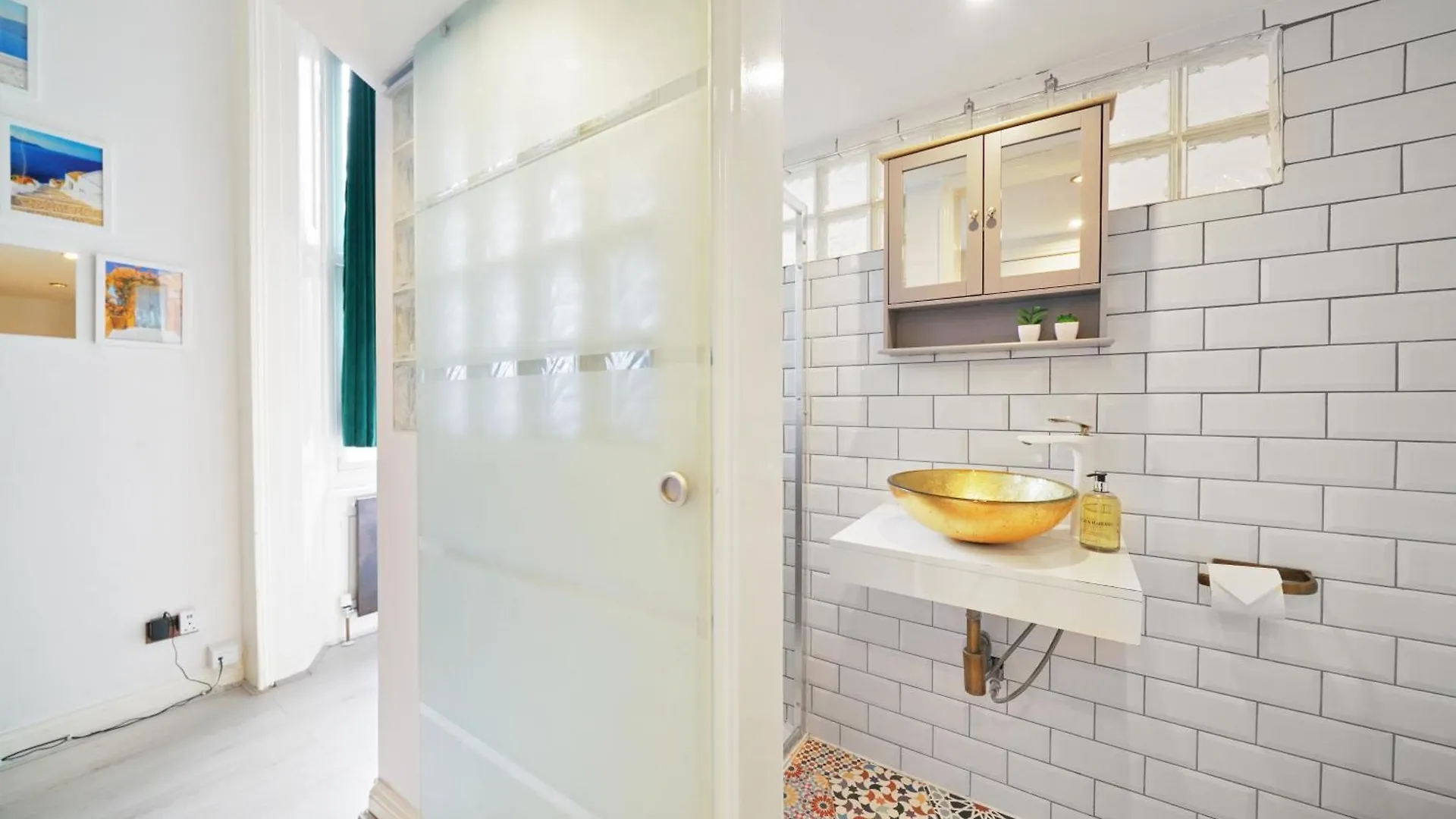 Cozy Split-Level Studio London Apartment