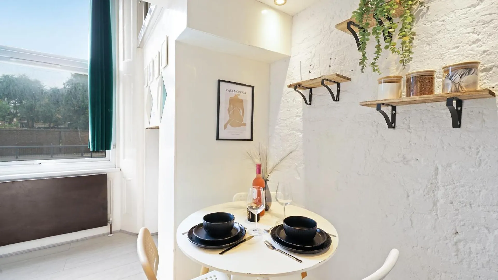 Cozy Split-Level Studio London Apartment